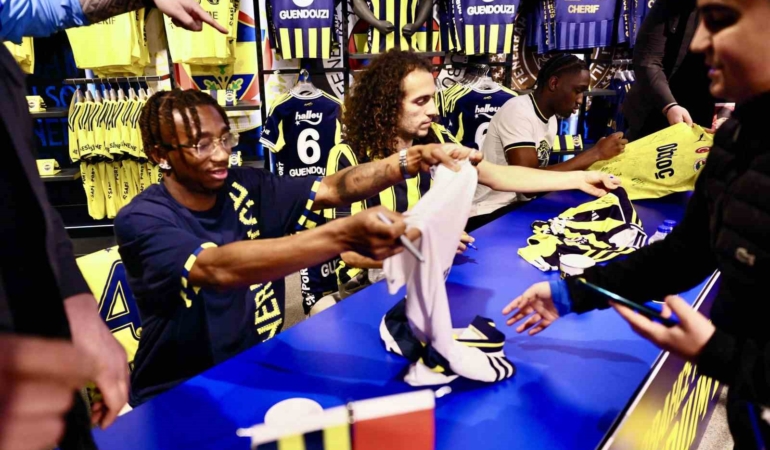 Fenerbahçeli futbolcular Guendouzi, Nene ve Cherif, taraftarlarla buluştu