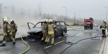 Arnavutköy’de seyir halindeki VIP taksi alev alev yandı