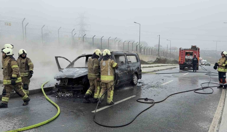 Arnavutköy’de seyir halindeki VIP taksi alev alev yandı