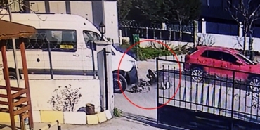 Okul servisine çarpmamak için motosikletten düşüp metrelerce savruldular: O anlar kamerada