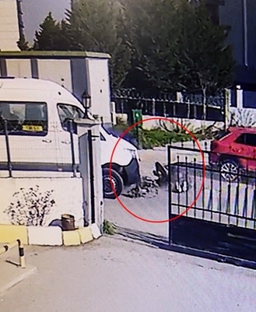 Okul servisine çarpmamak için motosikletten düşüp metrelerce savruldular: O anlar kamerada