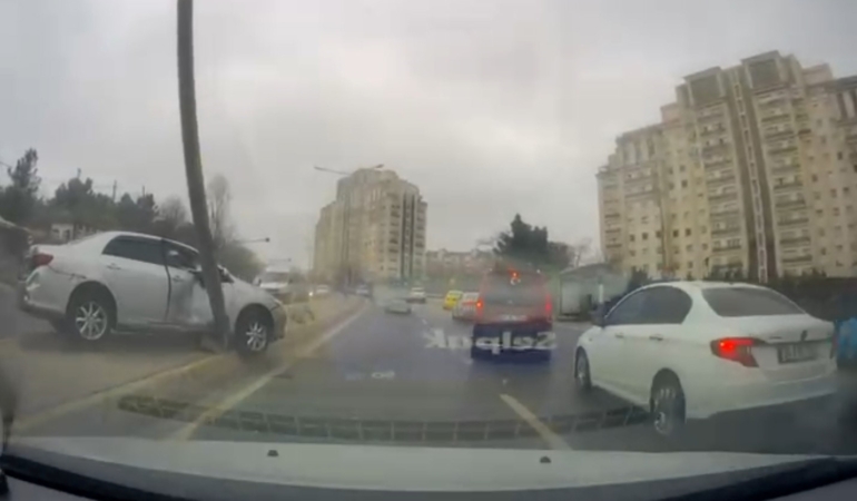 Ataşehir’de kontrolden çıkan araç elektrik direğini devirdi: Faciadan saniyelerle kurtuldu