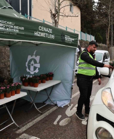 Kabir ziyaretlerinde vatandaşlara ücretsiz çiçek ve ulaşım kolaylığı