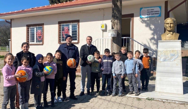 Bilecik’te jandarmadan öğrencilere spor malzemesi desteği