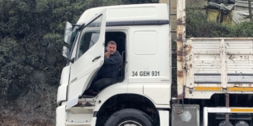 İstanbul’da kamyon sürücüsü göle dönen yolda mahsur kaldı