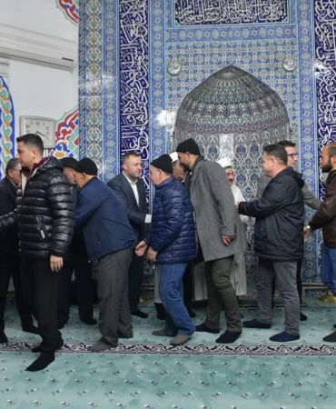 Ezine’de namaz sonrası bayramlaşma