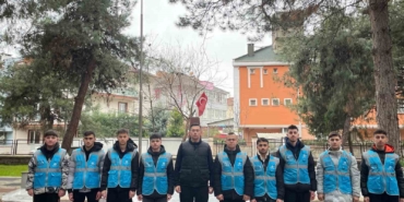 Bursa’da öğrencilerden şehit kabirlerine bayram temizliği