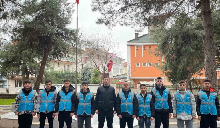 Bursa’da öğrencilerden şehit kabirlerine bayram temizliği