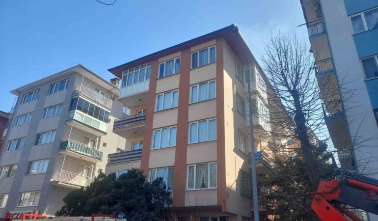 Bursa’da apartman çatısında yangın paniği