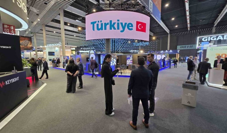 Barselona’da yapay zekalı "metal yaka" sahaya iniyor