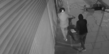 Sultangazi’de kuyumcu soygunu girişimi kamerada: İş yeri sahibine saldırdılar, tutuklandılar