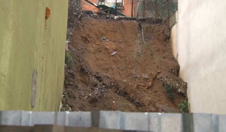 Eyüpsultan’da istinat duvarı çöktü