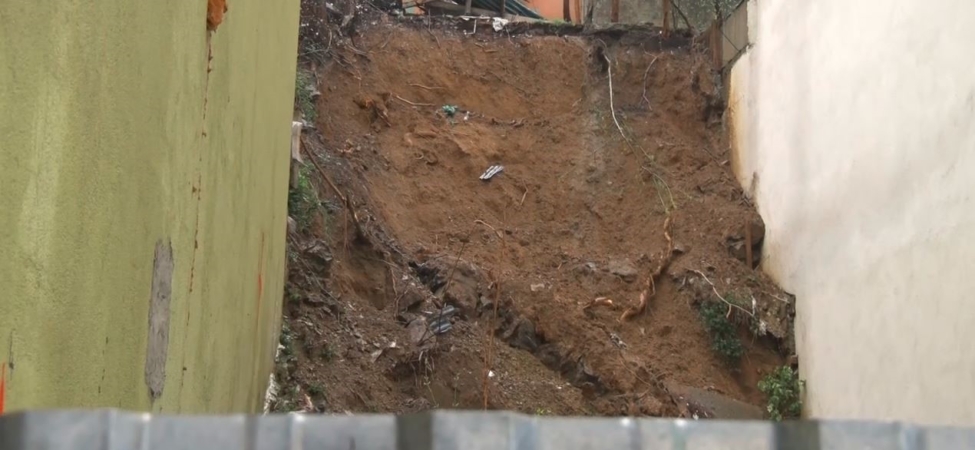 Eyüpsultan’da istinat duvarı çöktü