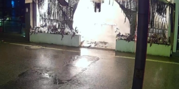 Kafeyi kundaklayıp kaçtı: O anlar kamerada