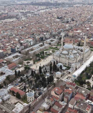 İlber Ortaylı’nın defnedileceği Fatih Camii haziresi dronla görüntülendi