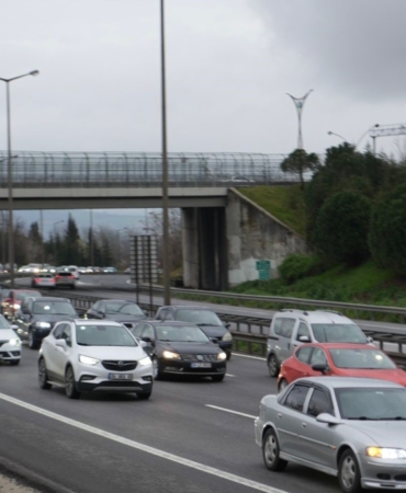 TEM Otoyolu Kocaeli geçişinde tatil dönüşü yoğunluğu