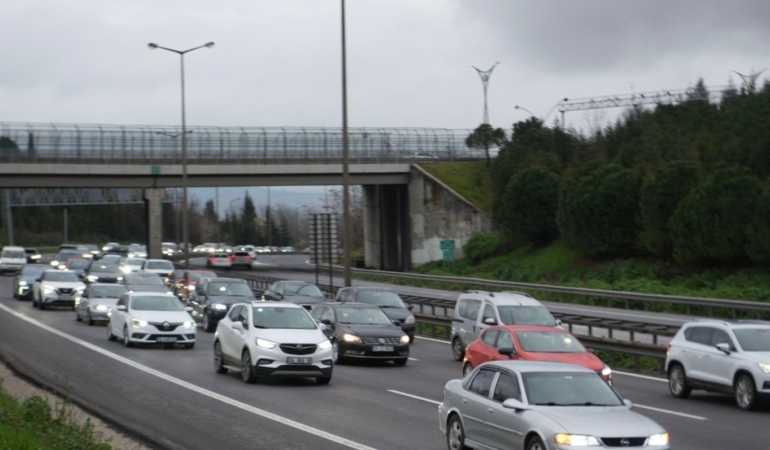 TEM Otoyolu Kocaeli geçişinde tatil dönüşü yoğunluğu