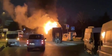 Kağıthane’de park halindeki midibüs alevlere teslim oldu