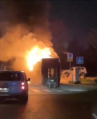 Kağıthane’de park halindeki midibüs alevlere teslim oldu