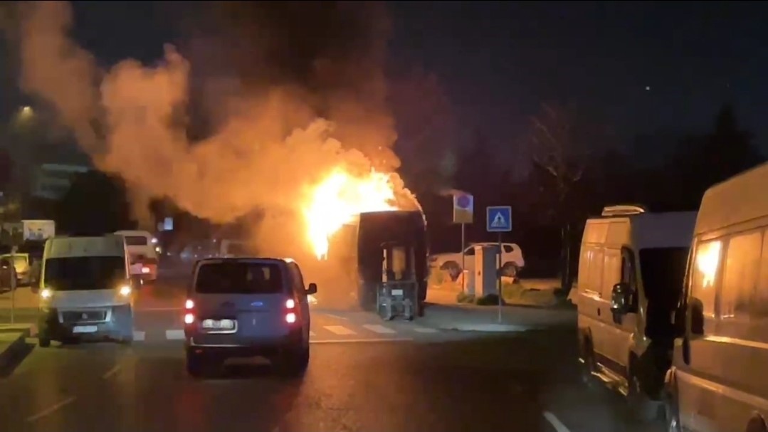 Kağıthane’de park halindeki midibüs alevlere teslim oldu