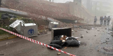 Maltepe’de okulun istinat duvarı çöktü: Araç kullanılamaz hale geldi