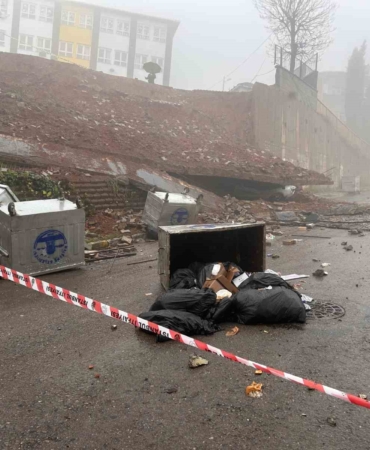 Maltepe’de okulun istinat duvarı çöktü: Araç kullanılamaz hale geldi