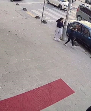 Park halindeki aracın kapısını açtı, motosikletli kurye çarptı