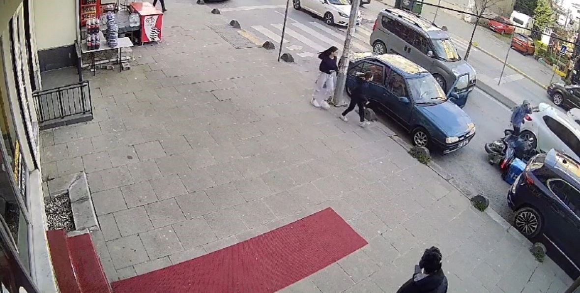 Park halindeki aracın kapısını açtı, motosikletli kurye çarptı