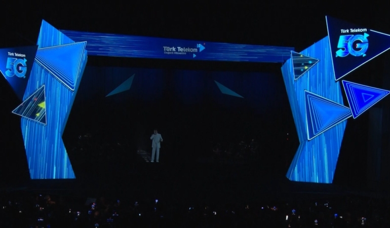 Müslüm Gürses’in hologramı, 5G teknolojisi sayesinde sanatçılarla düet yaptı