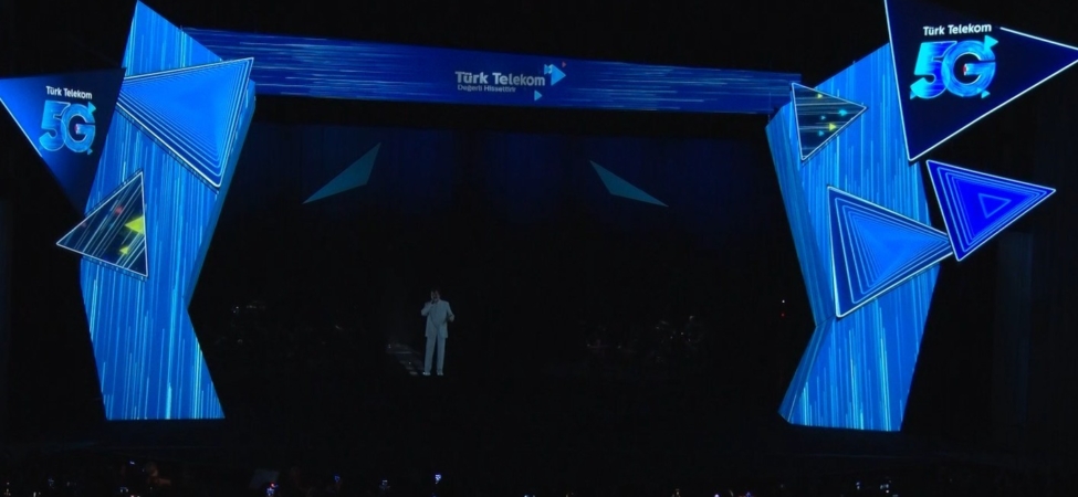 Müslüm Gürses’in hologramı, 5G teknolojisi sayesinde sanatçılarla düet yaptı