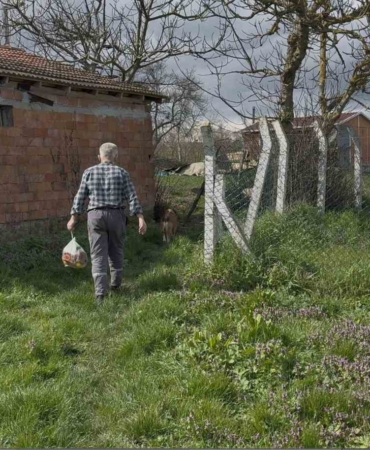 Ev var yol yok: 62 yaşındaki adam 10 yıldır tarladan yürüyor