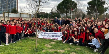 Bursa’da ilköğretim öğrencileri selvi fidanı diktiler