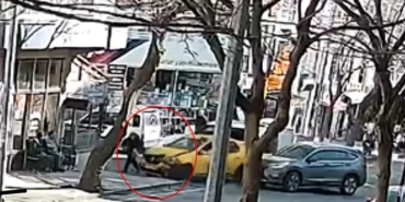 Ezilmekten son anda kurtulan yaşlı kadın kameraya yansıdı