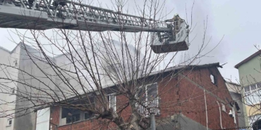 Maltepe’de korkutan çatı yangını: 2 kişi tahliye edildi