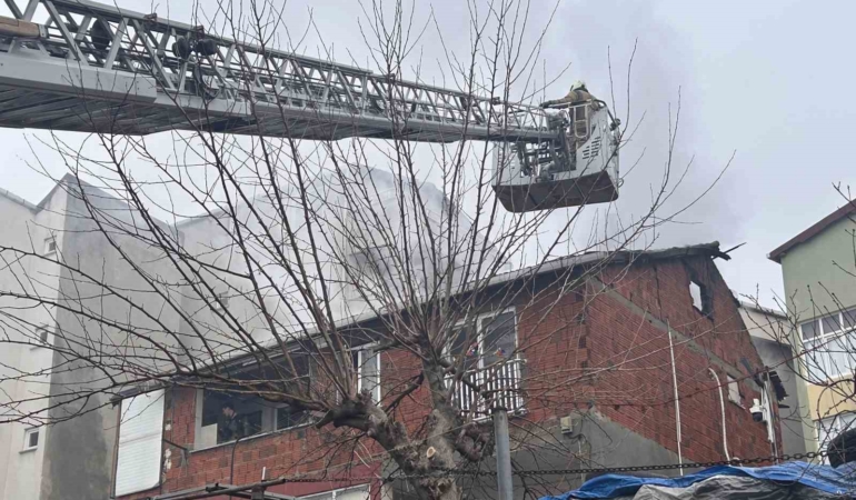 Maltepe’de korkutan çatı yangını: 2 kişi tahliye edildi