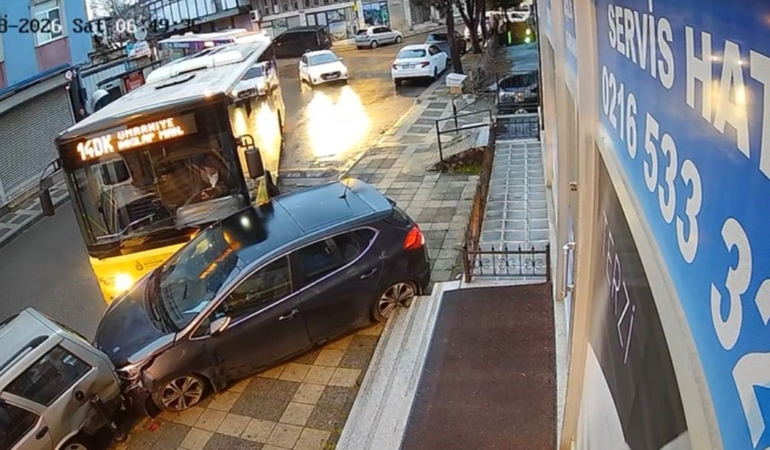 Ümraniye’de İETT otobüsü park halindeki araçlara çarptı