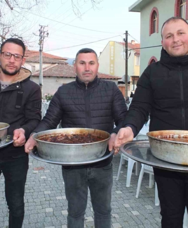 Balıkesir’de geleneksel köy iftarı yüzlerce vatandaşı buluşturdu