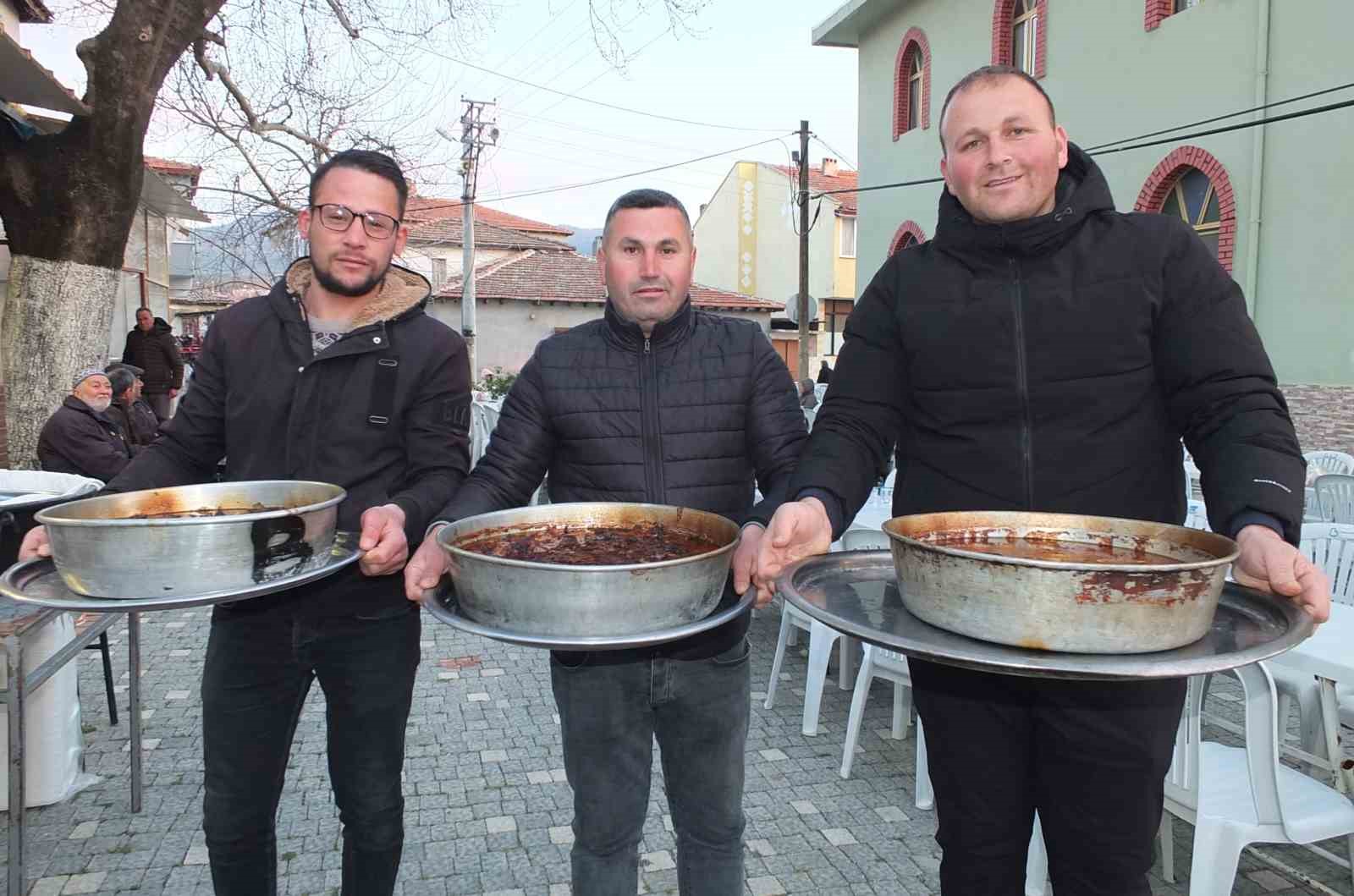 Balıkesir’de geleneksel köy iftarı yüzlerce vatandaşı buluşturdu