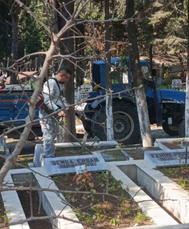 Ayvalık’ta kabristanlar bayram ziyaretine hazır