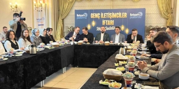 İstanbul’da iletişim fakültesi öğrencileri AK Parti’nin düzenlediği iftarda buluştu