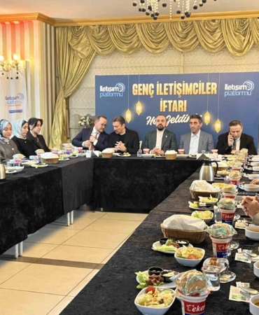 İstanbul’da iletişim fakültesi öğrencileri AK Parti’nin düzenlediği iftarda buluştu