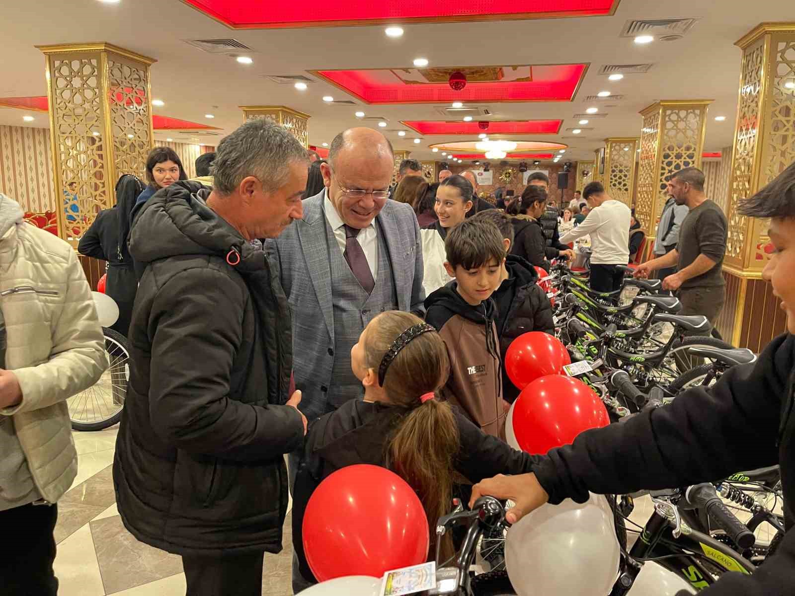 Uzunköprü’de 30 yetim ve öksüz çocuğa bisiklet sürprizi