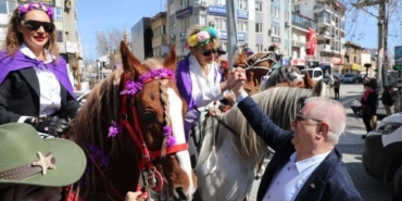 Edremit’te Kadınlar Günü’nde atlı kortej