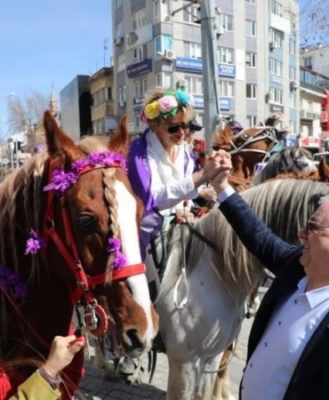 Edremit’te Kadınlar Günü’nde atlı kortej