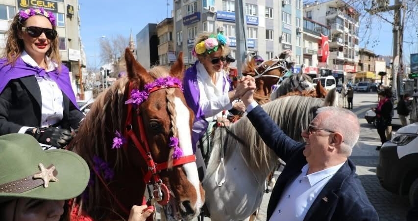 Edremit’te Kadınlar Günü’nde atlı kortej