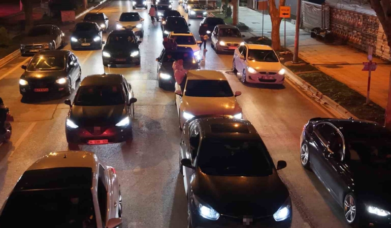 Caddebostan’da otomobilin camından sarkan gençten pes dedirten sözler: "Bayrampaşa çocuğuyuz 100 bin lira ceza yedik, yine yeriz"