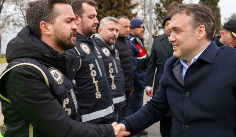 Vali Sözer denetim noktasında güvenlik güçleriyle bayramlaştı