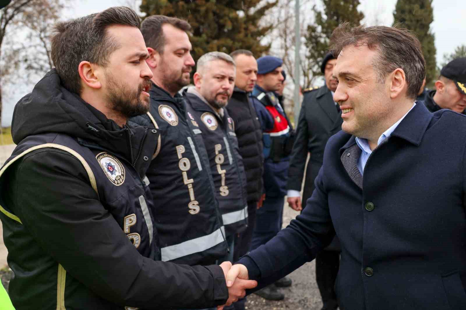 Vali Sözer denetim noktasında güvenlik güçleriyle bayramlaştı