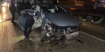 Kontrolden çıkan otomobil bariyerlere çarptı: 2 yaralı