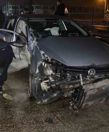 Kontrolden çıkan otomobil bariyerlere çarptı: 2 yaralı